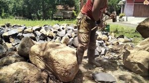 Строительство, самый сильный шахтёр разбивает камни  в ручную