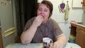 Если у молодухи 🪵 муж-старик 🤢 она должна ему соответствовать 💯 например шамкать беззубым ртом 😂