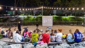 Добрососедство в «DNS Сити»: кинопоказ под открытым небом