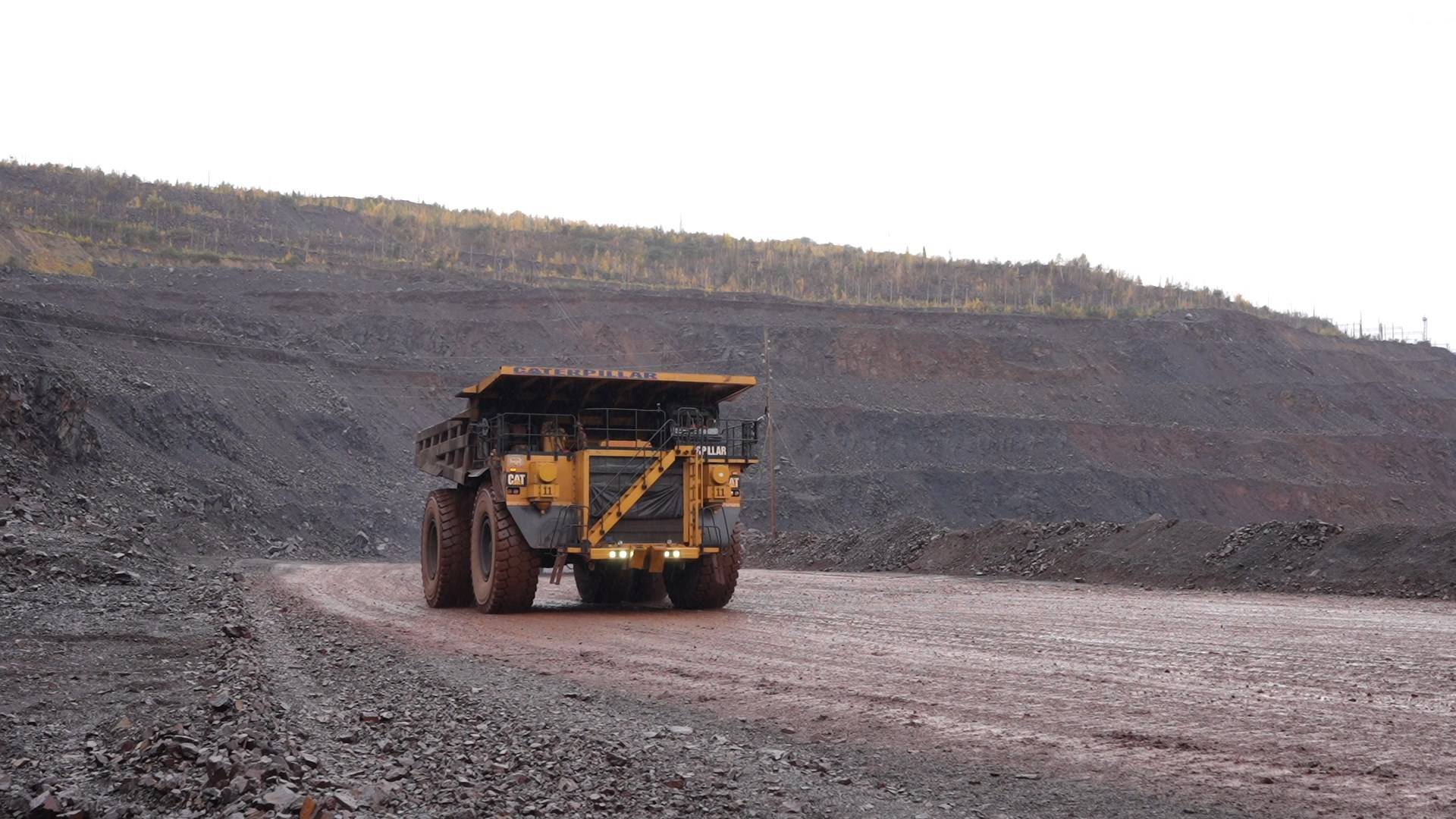 Гордость предприятия. Сергей Лукьянченков за рулём карьерных гигантов — более 30 лет смотреть онлайн