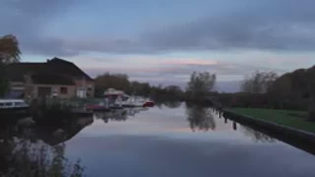 Прогулка на рассвете по осенней английской деревне, шлюзу Темзы и реке на рассвете [Тихая прогулка в смотреть онлайн