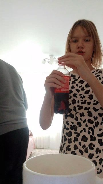 а вы знали если в колу налить пузырьков будет фанта!!??😱 смотреть онлайн