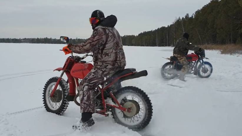Самодельный кроссовый мотоцикл по первому снегу. смотреть онлайн