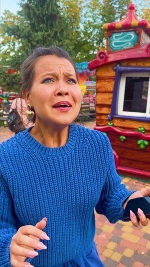 ДЕВОЧКА ПЛЫВЕТ НА ЛОДКЕ