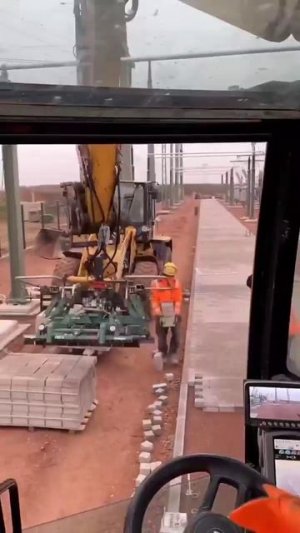 Укладка плитки с помощью экскаватора