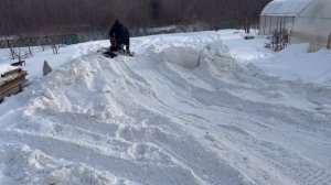 Чистим снег во дворе