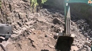 Строительство, экскаватор копает песок