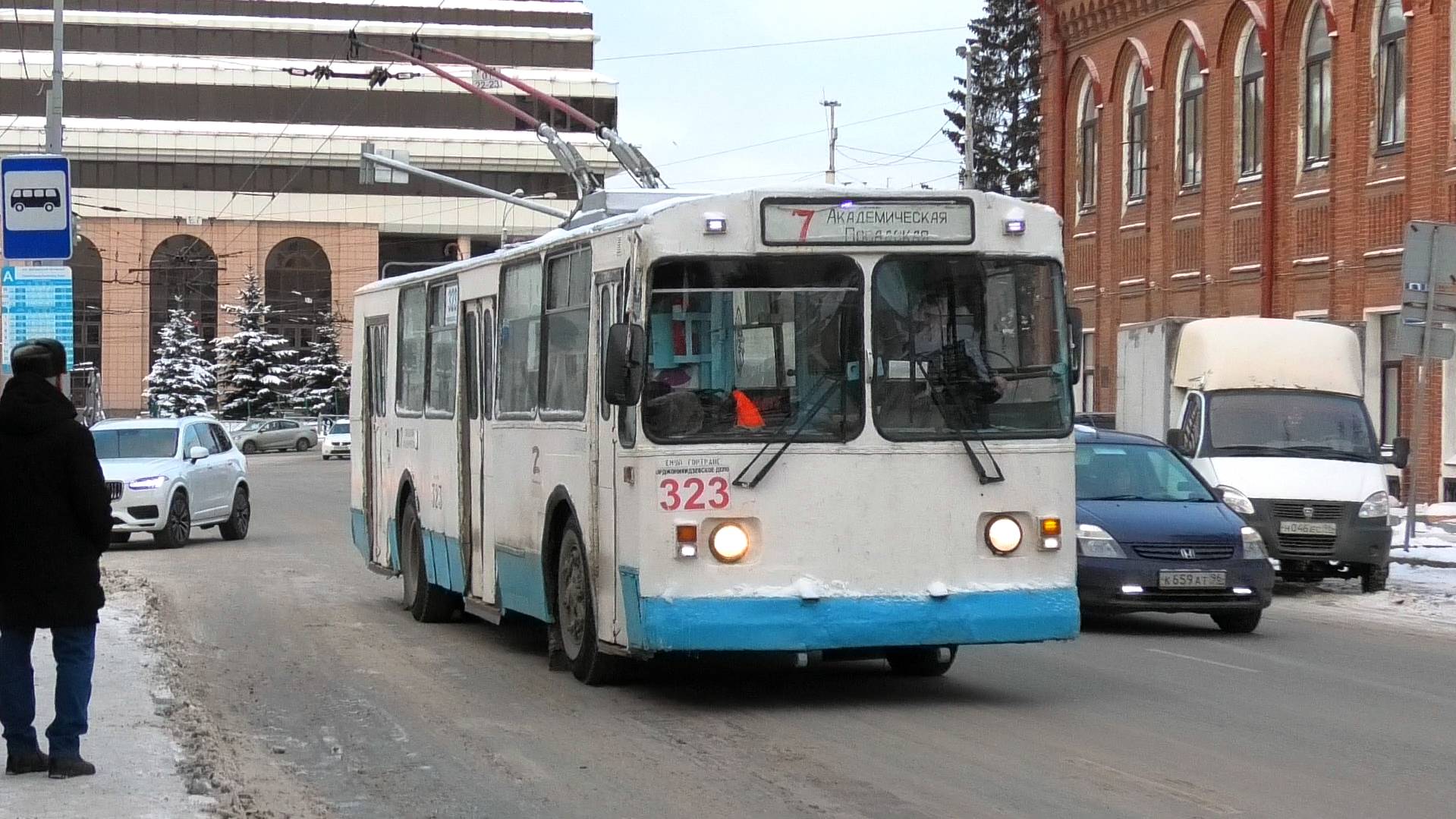 Троллейбус Екатеринбурга ЗиУ-682Г-012 [Г0А] борт. №323 маршрут №7 на ост. "Центральная гостиница" смотреть онлайн