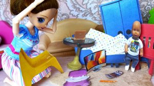 ВСЁ В ДОМЕ СТАЛО БУМАЖНЫМ😱 МАКС ТОЖЕ😲 Веселая семейка Катя и Макс куклы Барби истории ДаринелкаТВ