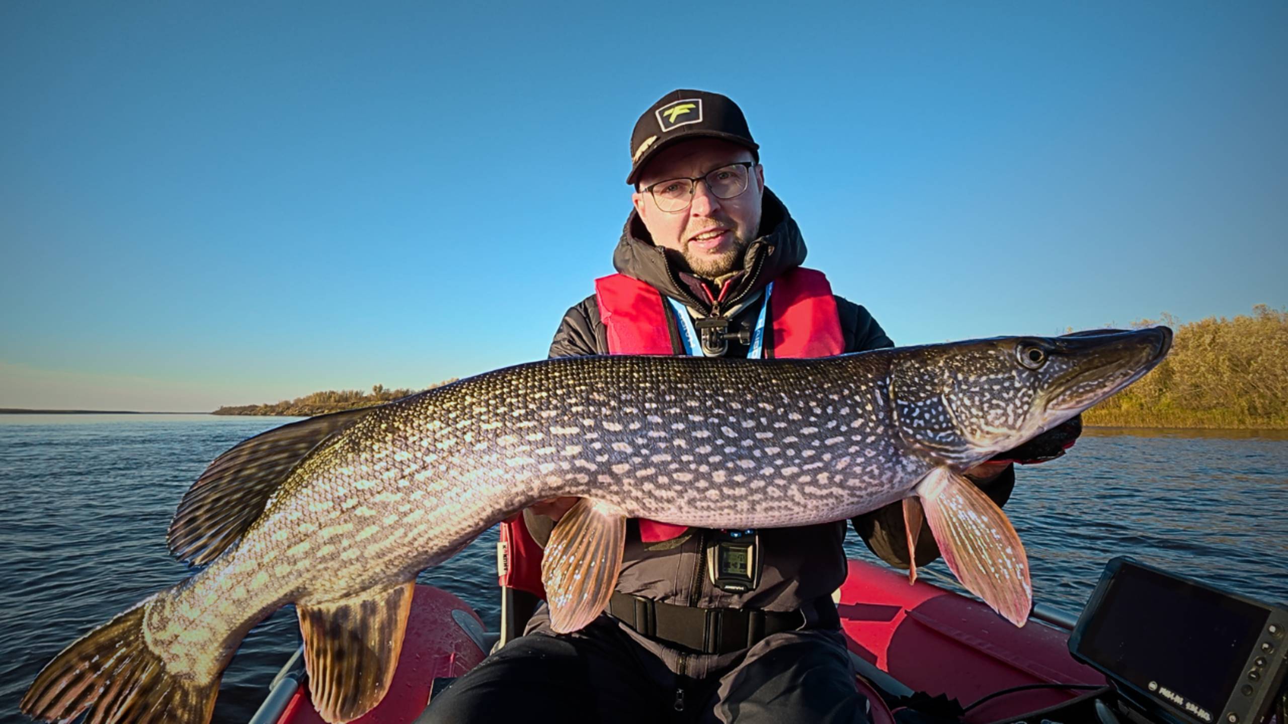 ГОЛОДНЫЕ ЩУКИ КИДАЮТСЯ на МЫШЬ / ЭТО НАСТОЯЩИЙ ЖОР / РЫБАЛКА на СПИННИНГ ОСЕНЬЮ