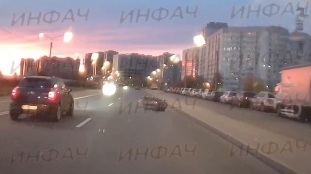 Петербургский байкер рухнул под колёса, делая «козла» смотреть онлайн
