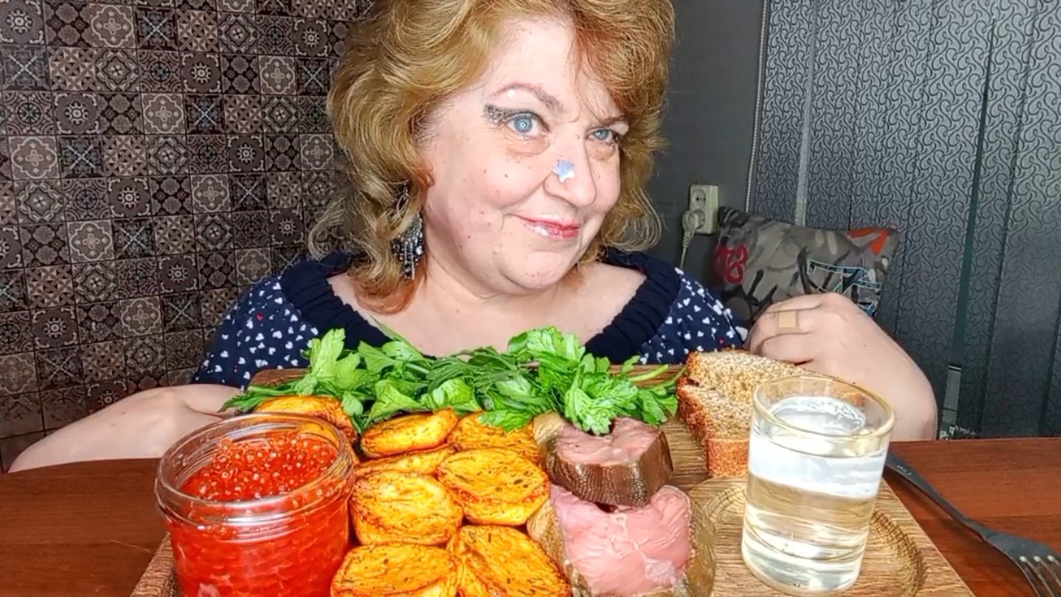 "ИКРА УЖЕ НЕ ТА,А ЧТО НА НОВЫЙ ГОД ТОГДА"?!МУКБАНГ/ЕДАНАКАМЕРУ/ смотреть онлайн