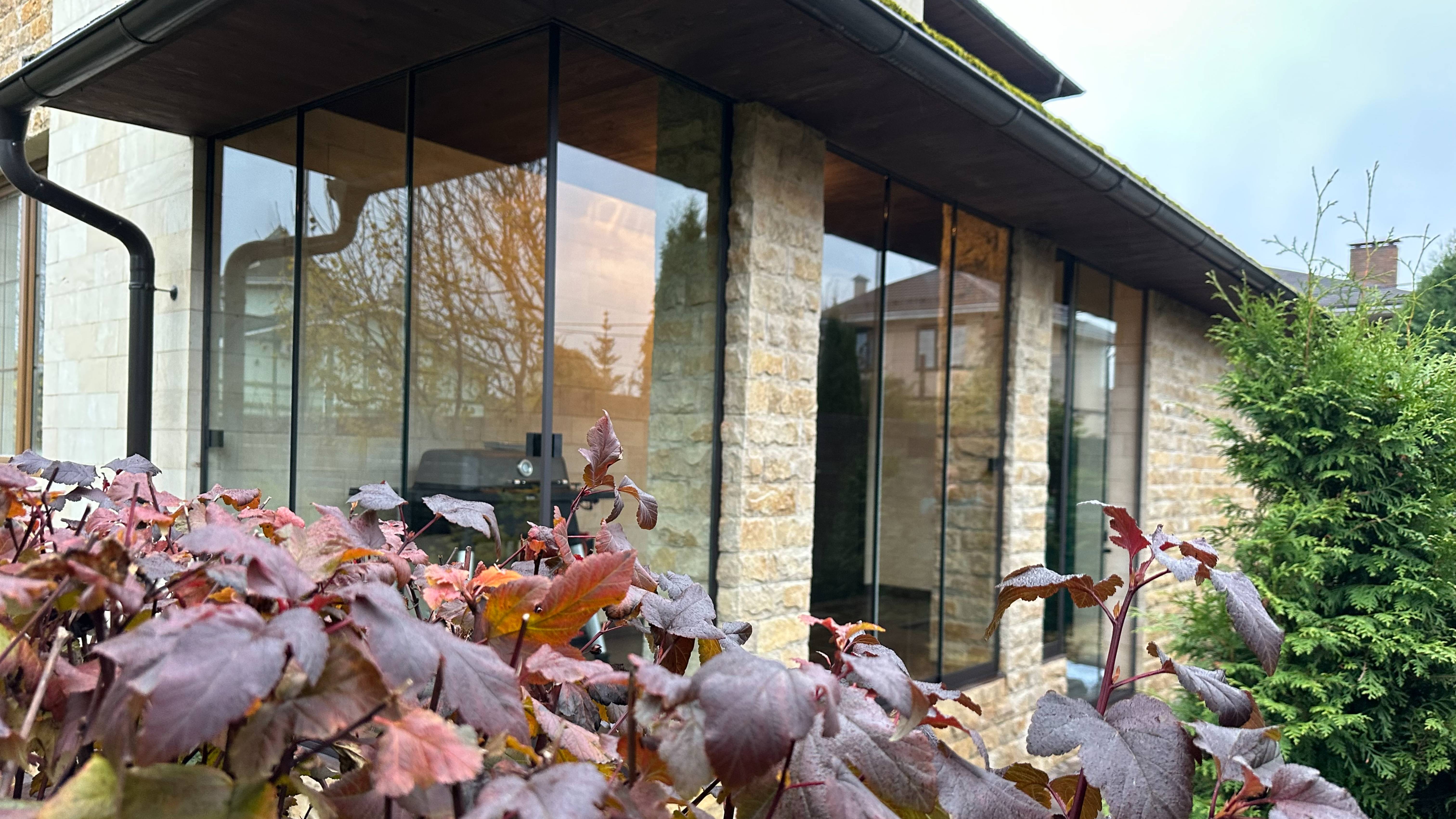 Видео открывания безрамного остекления веранды со стеклянным углом. Albert Genau Слайдер Нект.