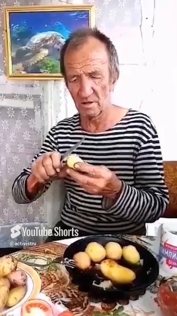 Поющий повар!!! #повар #мужик #песня #певец #мужикпоет #картошка #картофель #вокал #кухня #нож смотреть онлайн