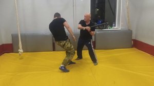 От атаки ножом когда в руках зонт или трость(палка).В.Н.Крючков