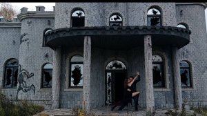 Готическое танго на развалинах замка.