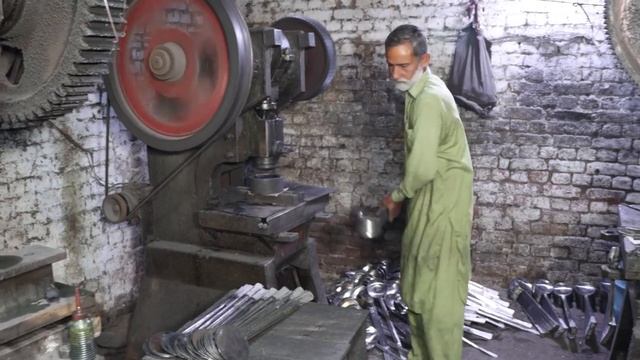 Процесс изготовления половника-ложки из нержавеющей стали смотреть онлайн