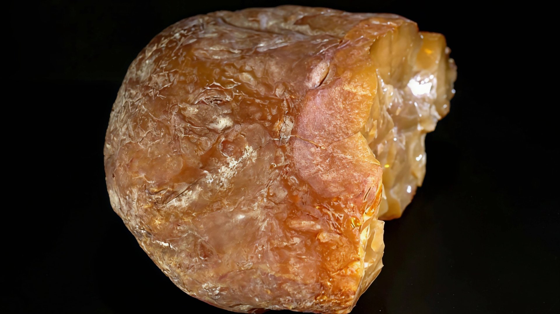 В Калининграде нашли самый крупный самородок янтаря, весом более 2 кг.