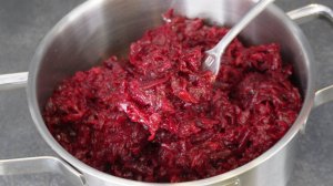 Просто обожаю такую свеклу! Готовлю кастрюлю, ставлю в холодильник... и салат, и гарнир, и на хлеб