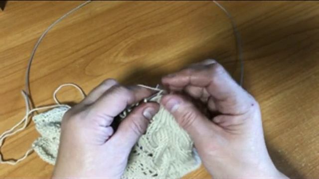 Жгуты и листья. Узор спицами смотреть онлайн