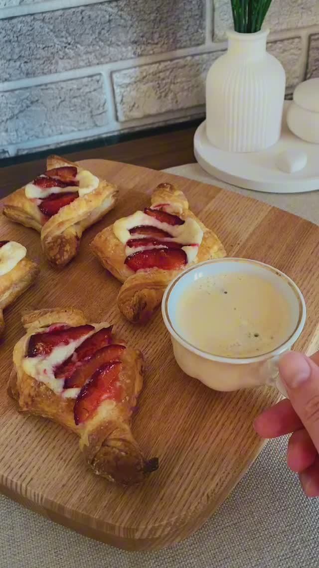 Слойки с кремом и сливами #shorts смотреть онлайн