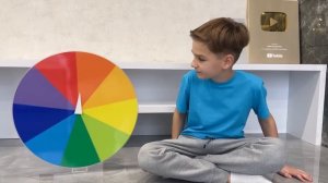 Марк находит спрятанные игрушечные машинки — от блестящих спортивных до крутых внедорожников