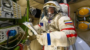 Космонавты А. Кивирян, А. Колябин и С. Тетерятников сдали зачётную тренировку на тренажёре "Выход-2"