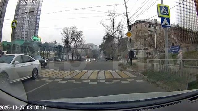 Двух пешеходов сбил водитель на Toyota Crown в Хабаровске смотреть онлайн