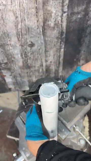 Универсальная аккумуляторная мини-пила Интерскол в действии 😉👍. смотреть онлайн