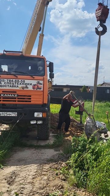 установка камней в саду при помощи крана