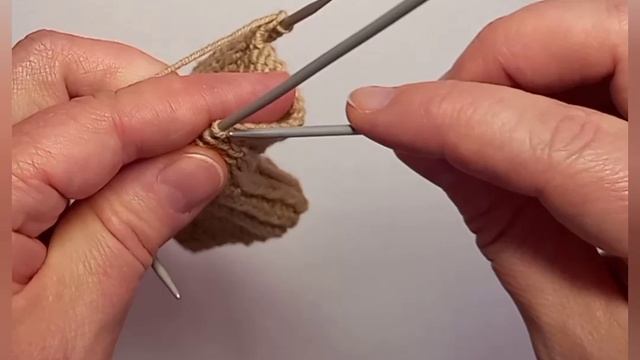 20 ряд. разделяем петли на 4 спицы. вяжем рукав спицами. смотреть онлайн