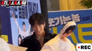 Гуки похвастался колечком на безымянном пальчике...Великолепен..