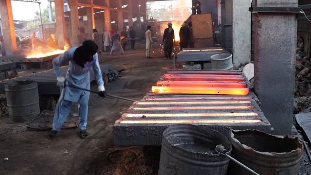 Процесс производства арматуры из лома в Пакистане смотреть онлайн