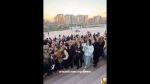 Российский певец Акмаль на концерте в Казахстане отказался принимать подарок в сине-желтом пакете