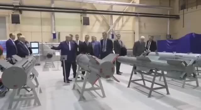 Медведев : Враги продолжают "калькулировать" наши пуски и наши запасы. смотреть онлайн