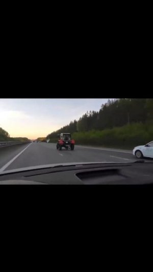 Трактор на трассе