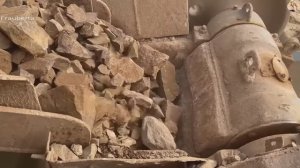 Строительство, дробление щебёнки