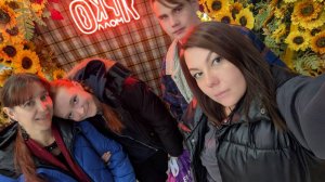 Каникулы! Идём с друзьями в кинотеатр, поесть на фудкорте и погулять по развлекательному центру.