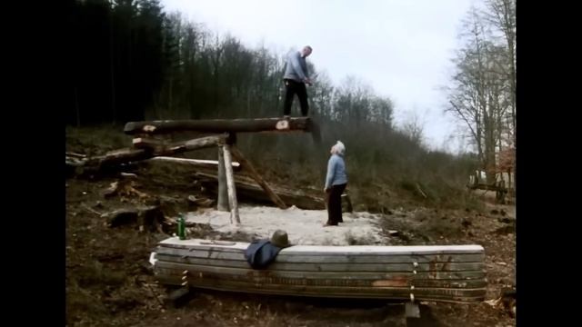 Ручной распил бревна на доски. Старая школа. смотреть онлайн