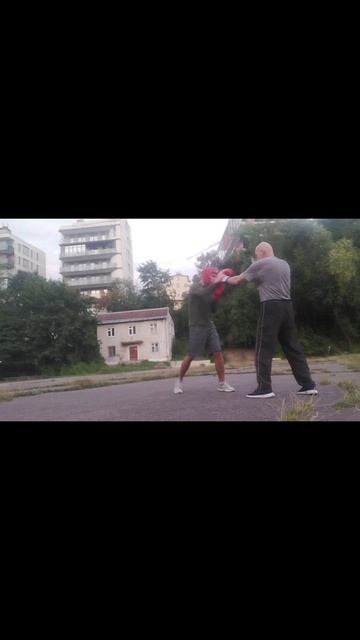 Боковий лівий зі стрибка: навчаємось бити