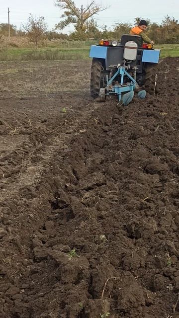 пахота самодельный трактор + самодельный плуг