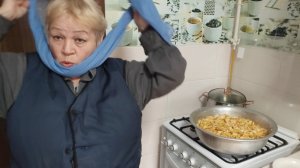 Жизнь в деревне 🏡 // обрезаю кусты🤷, работаем в саду //