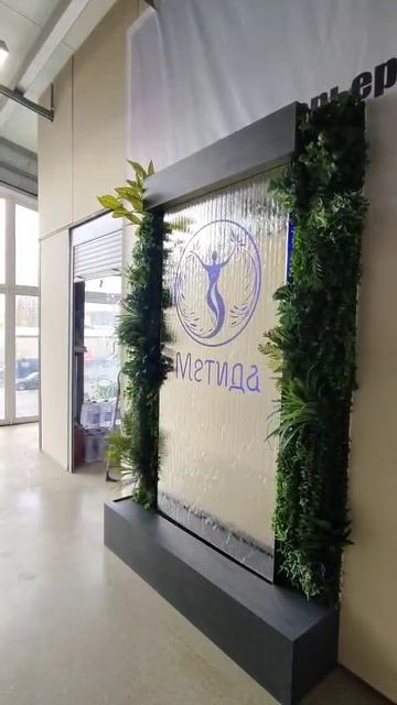 Водопад по зеркалу с логотипом смотреть онлайн