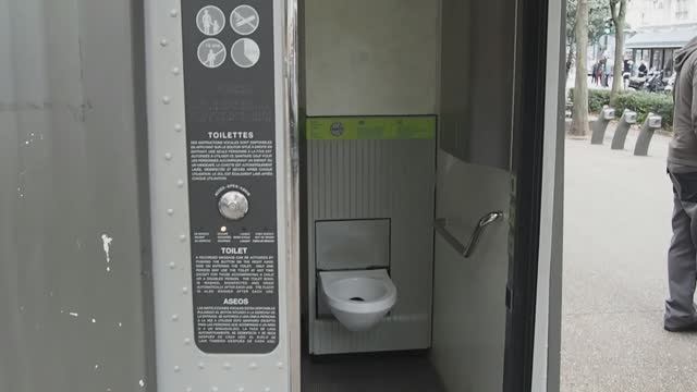 Автоматический туалет в Париже. смотреть онлайн