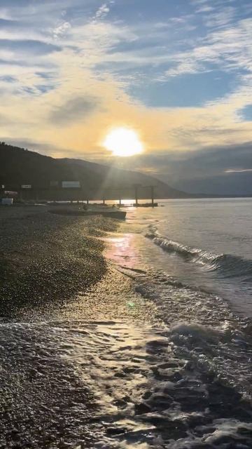 Обстановка сегодня утром на одном из абхазских пляжей и погода в Абхазии с утра (27.10.2025) смотреть онлайн