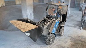 Работа мини-погрузчика "Барнаулец-500" на зернохранилище