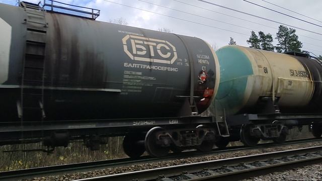 Электровоз 2ЭС6-1327 с грузовым поездом