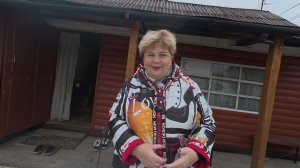 Попробуем вырастить дома грибы. Парни переносят дрова на новое место.