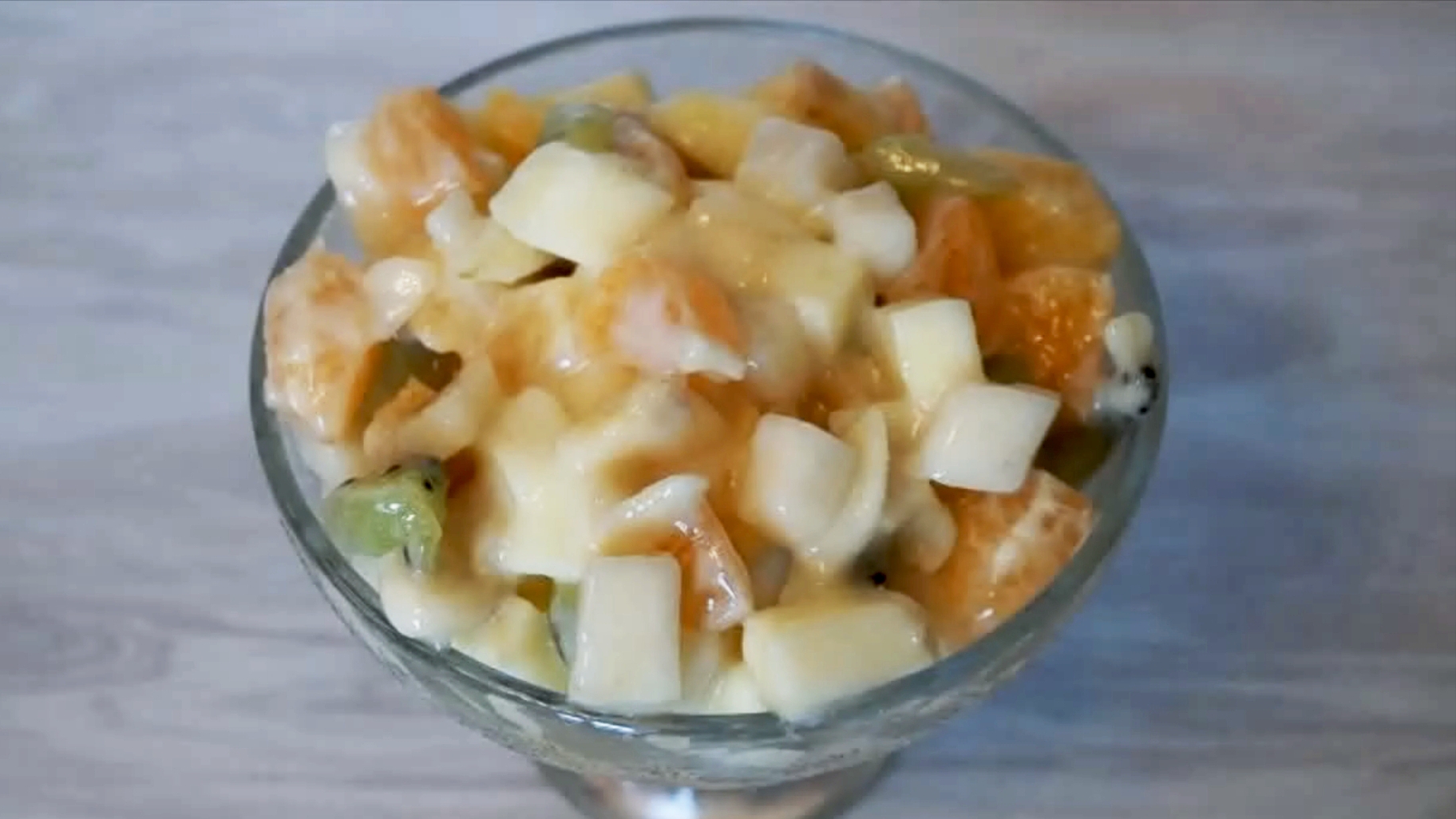 Простой и очень вкусный фруктовый салат. смотреть онлайн