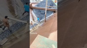 Строительство, разгрузка баржи со щебнем